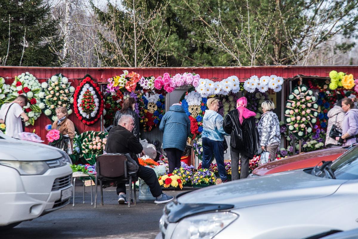 Фото Матери плачут у могил. Сотни новосибирцев собрались на Радоницу на кладбище погибших бойцов СВО 5